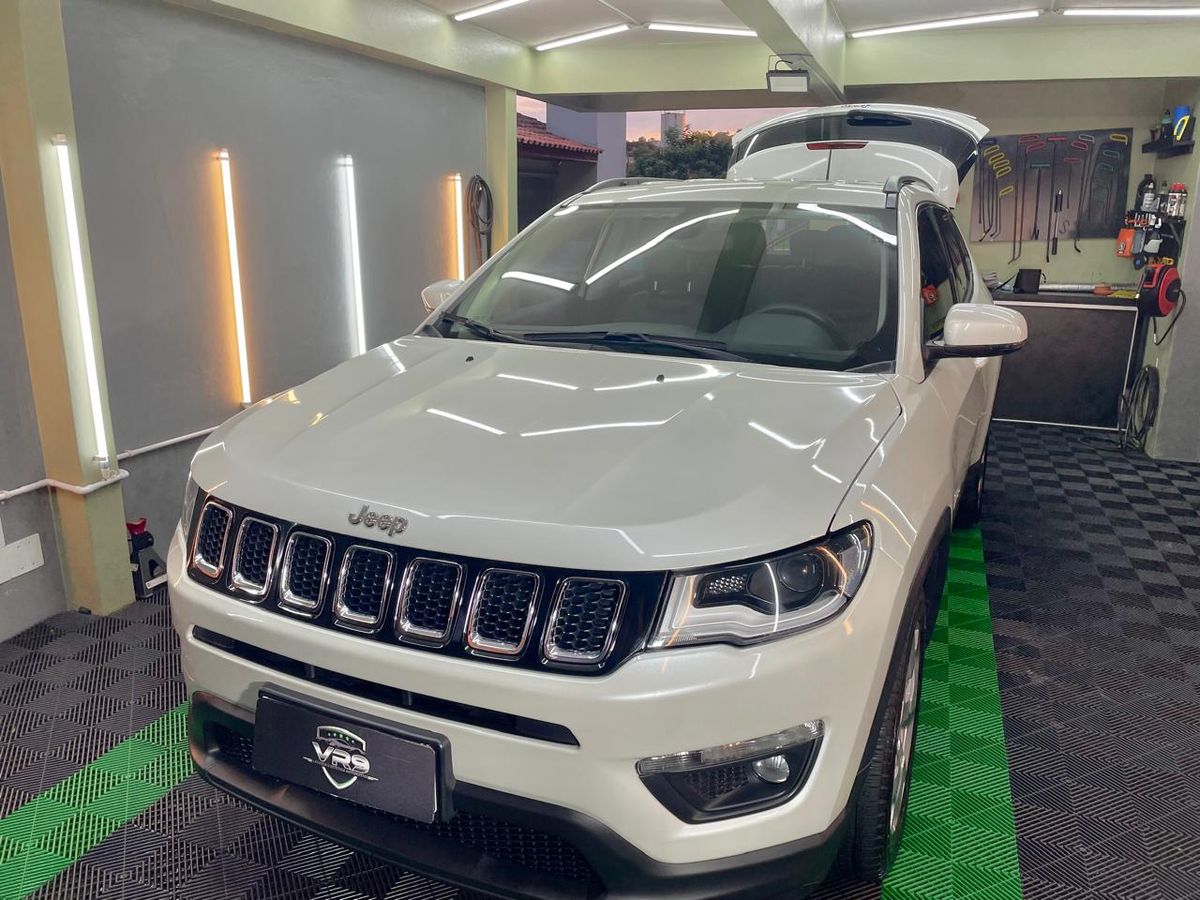 Carro polido antes e depois